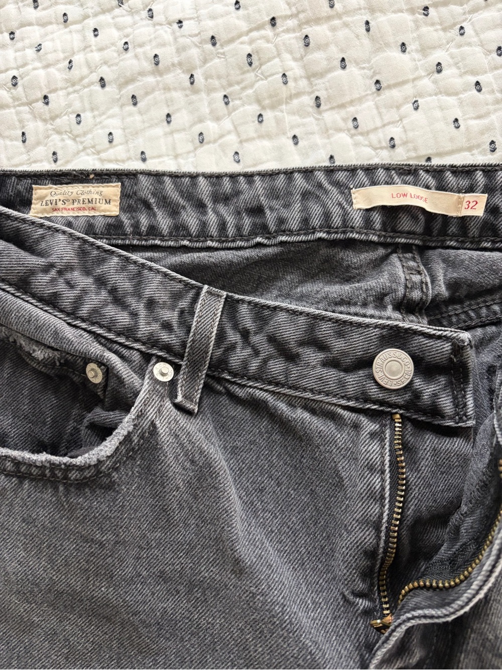 Levis Women's Jeans — Black 32x30 - Picture 3 of 3
